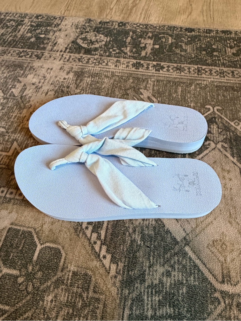 Kuailu Light Blue Women's Knot-Top Flip Flop Sandals size 9